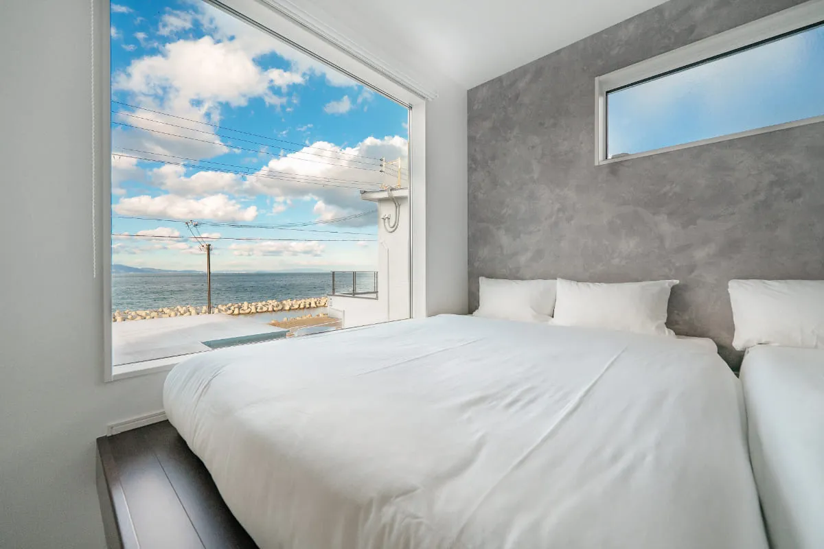 2階寝室から海を一望できる、淡路島ヴィラの贅沢な目覚め