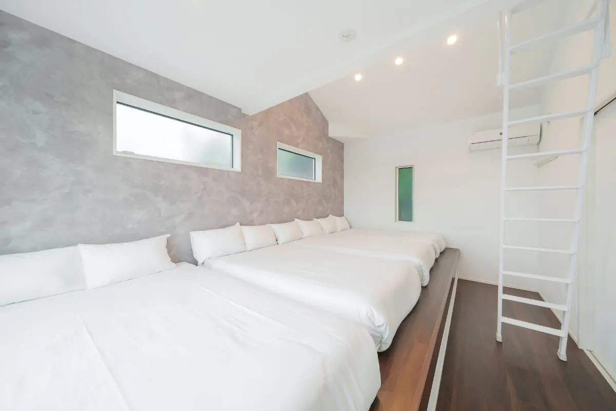 大人数でもゆったり眠れる。淡路島ヴィラの広々とした2階寝室で快適ステイ