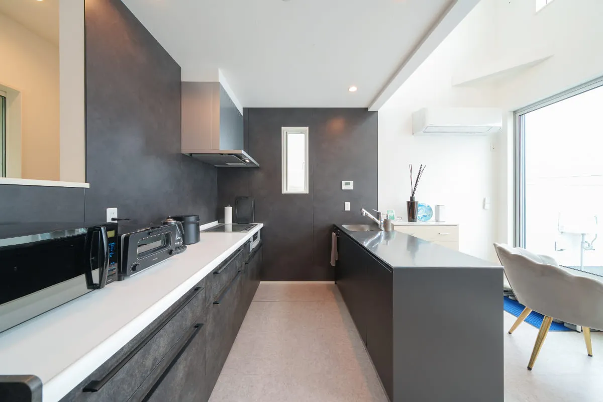 大人数でも使いやすい広々キッチンで、料理が旅の思い出に