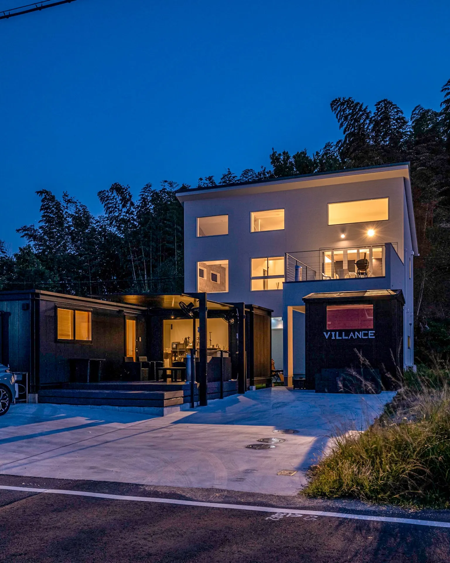 心ゆくまで語り合う夜。ヴィランス淡路島で叶える、リビングでの特別な団らん