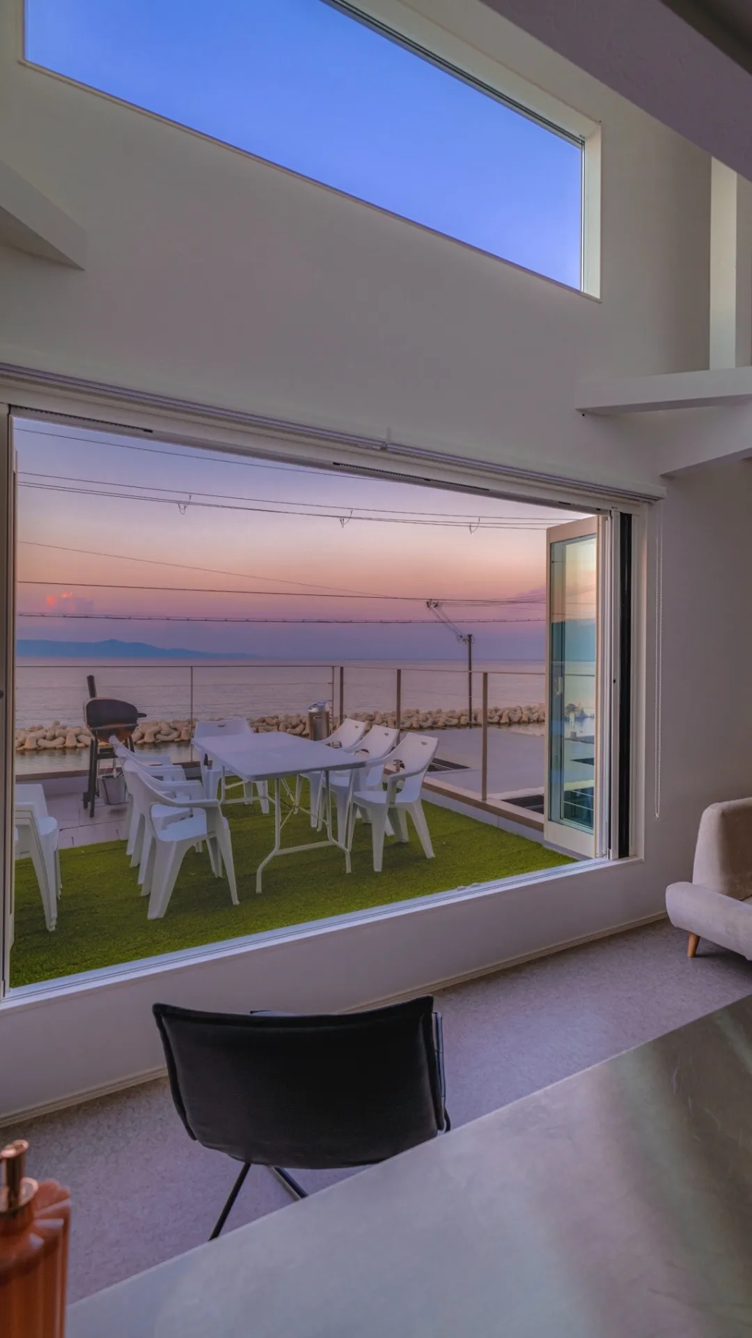 海の色が変わる魔法の時間。ヴィランス淡路島で感動の朝焼けを独り占め