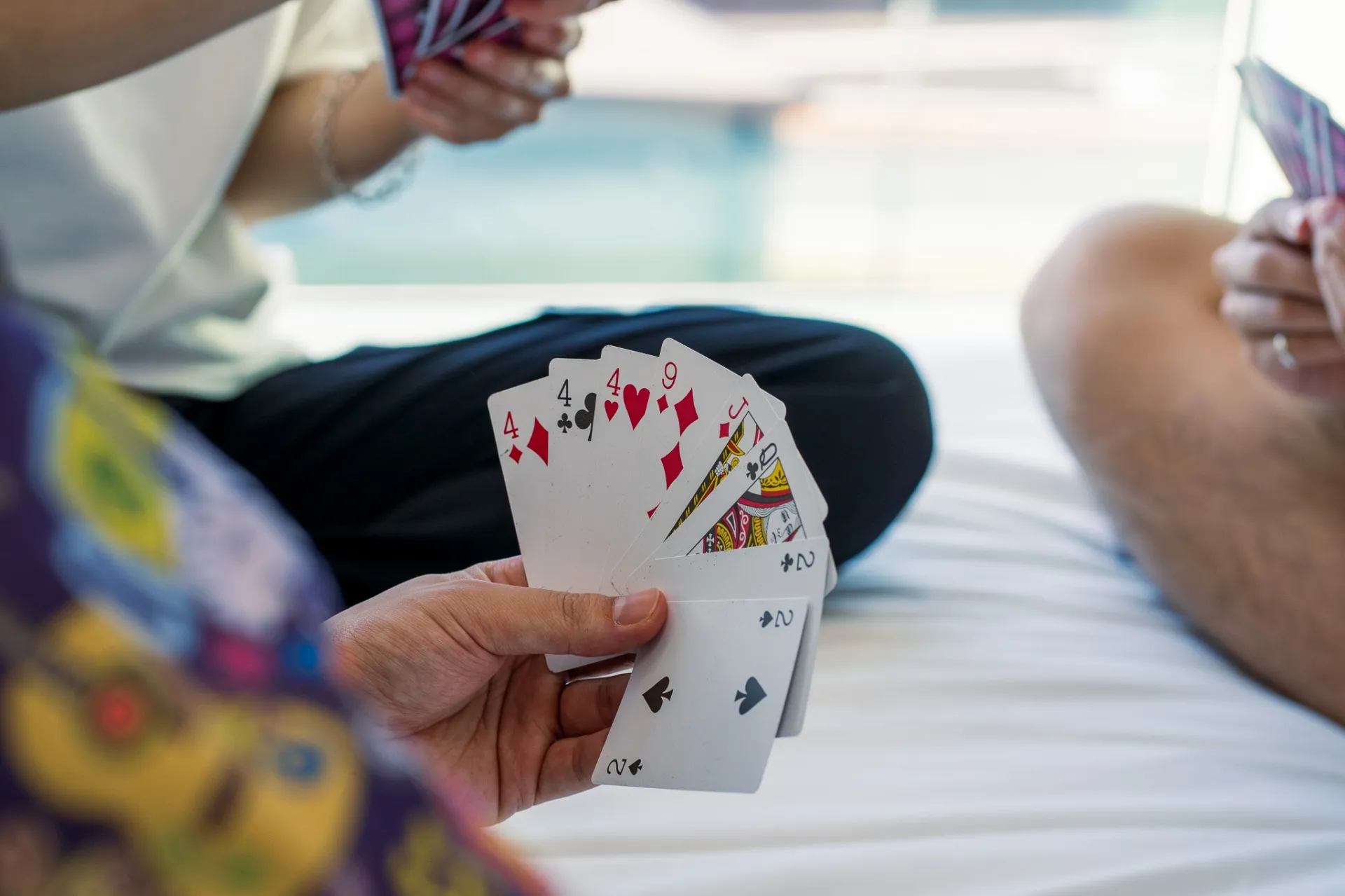 笑い声が響く夜。ヴィランス淡路島のベッドで楽しむ、自由な夜の遊び方