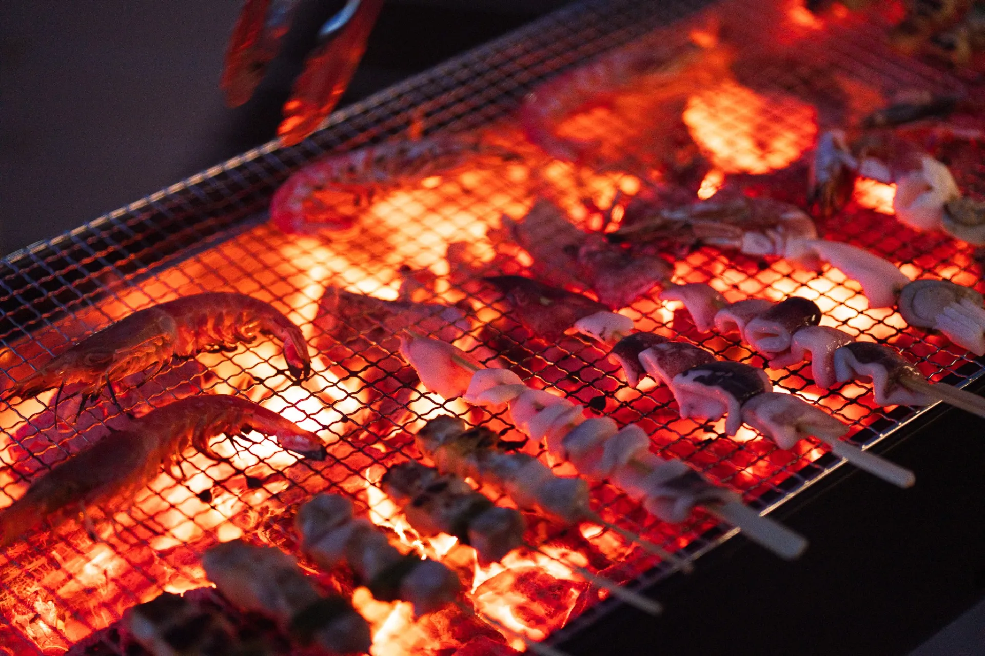 ロマンチックな夜の魔法。ヴィランス淡路島で楽しむ「光と炎の映えBBQ」