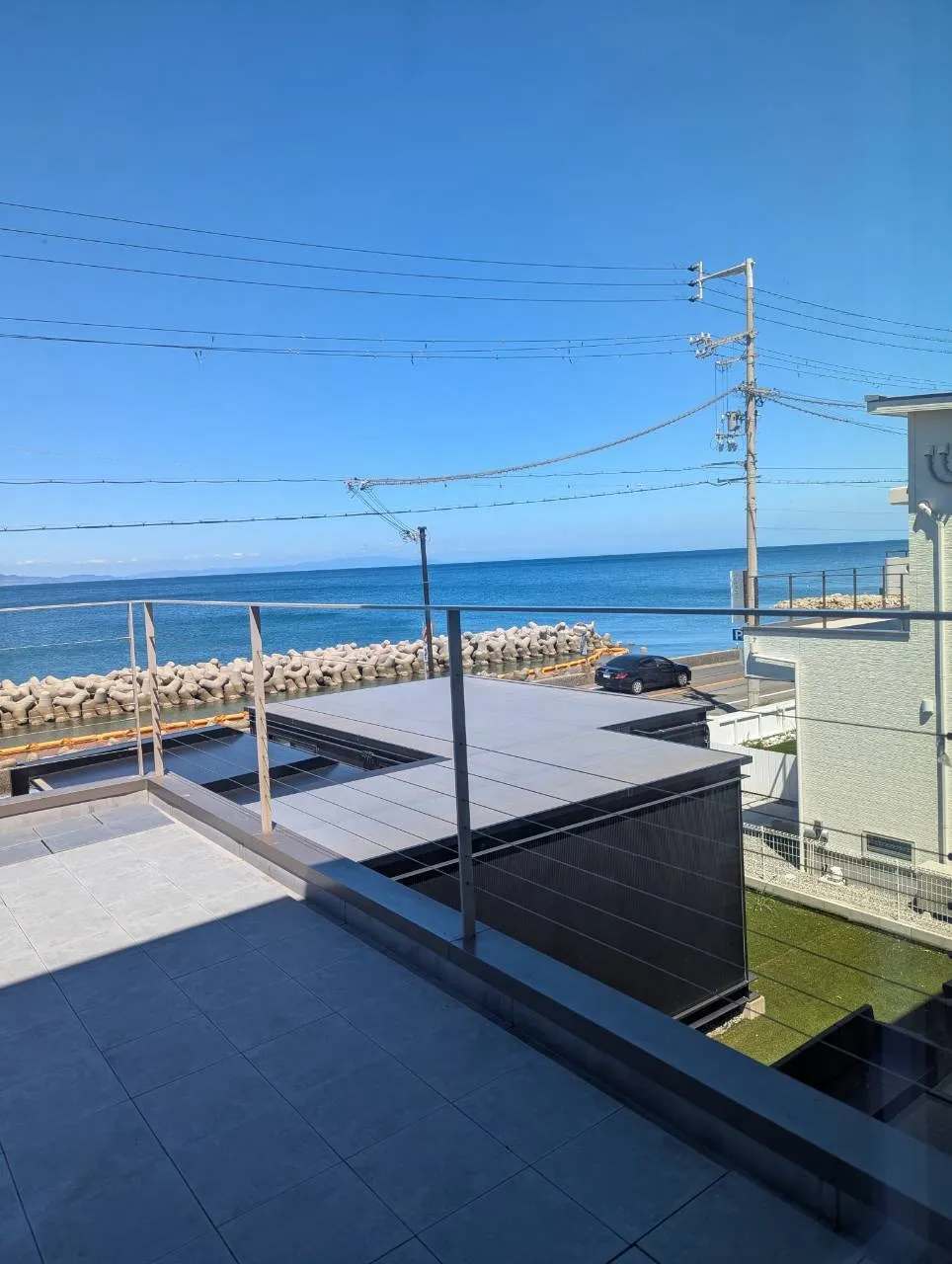淡路島の海をすぐそばに感じる。オーシャンビューを楽しむヴィランス淡路島の2階テラス